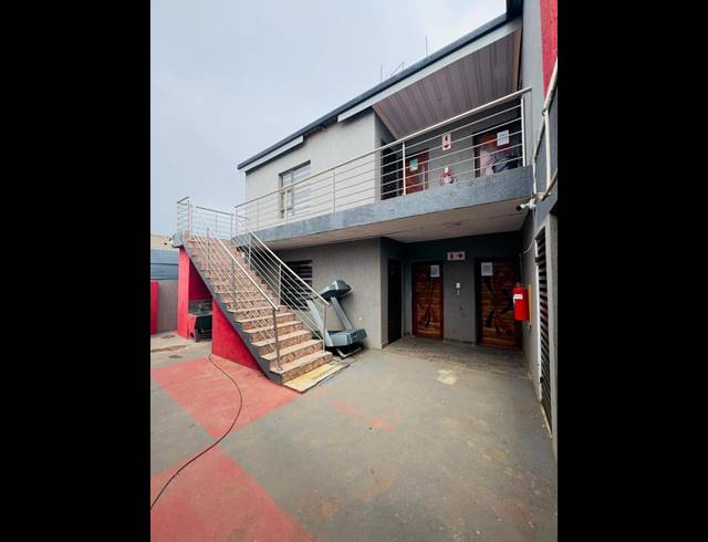 5 BEDROOM HOUSE FOR SALE IN PROTEA GLEN